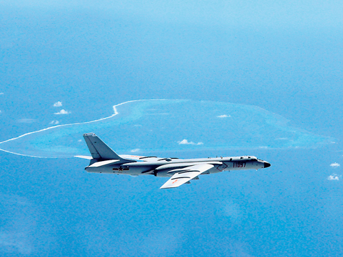 中國空軍轟-6K飛機，近日在黃岩島等島礁附近空域巡航。（美聯社）