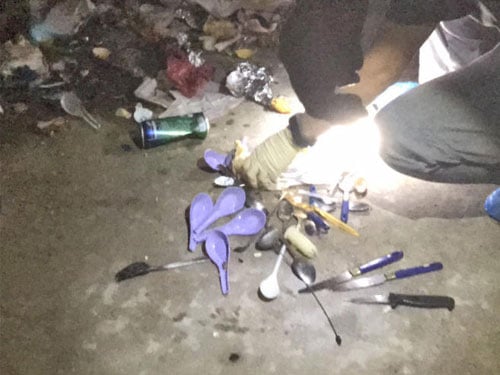 警員搜查垃圾槽時發現三把小刀。