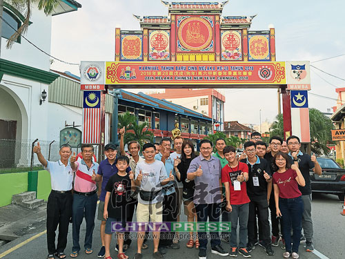  顏天祿（前排右4）主持古務牌樓亮燈儀式，獲得當地市民與雞場街販商參與。