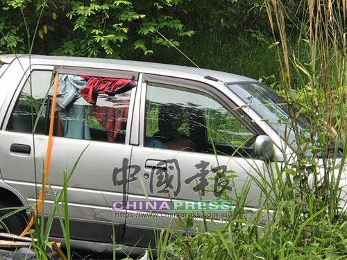 華裔青年駕車到叢林後，在車內吸廢氣自殺。 