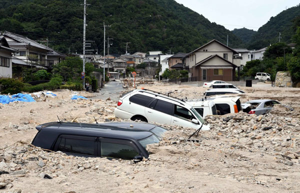 廣島吳市天應町地區的道路週三被泥石流淹沒。圖：新華社