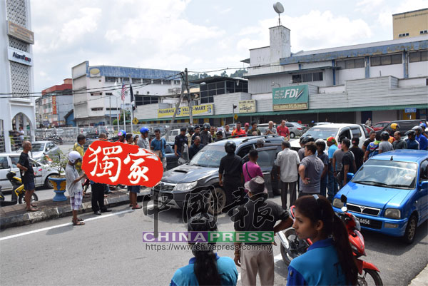 偷牛賊的休旅車輪胎破裂動彈不得，吸引大批市民圍觀。