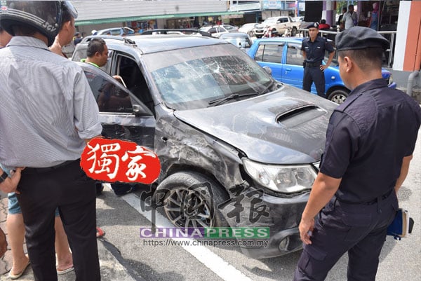 偷牛賊的休旅車前輪爆裂，不能再行駛。 