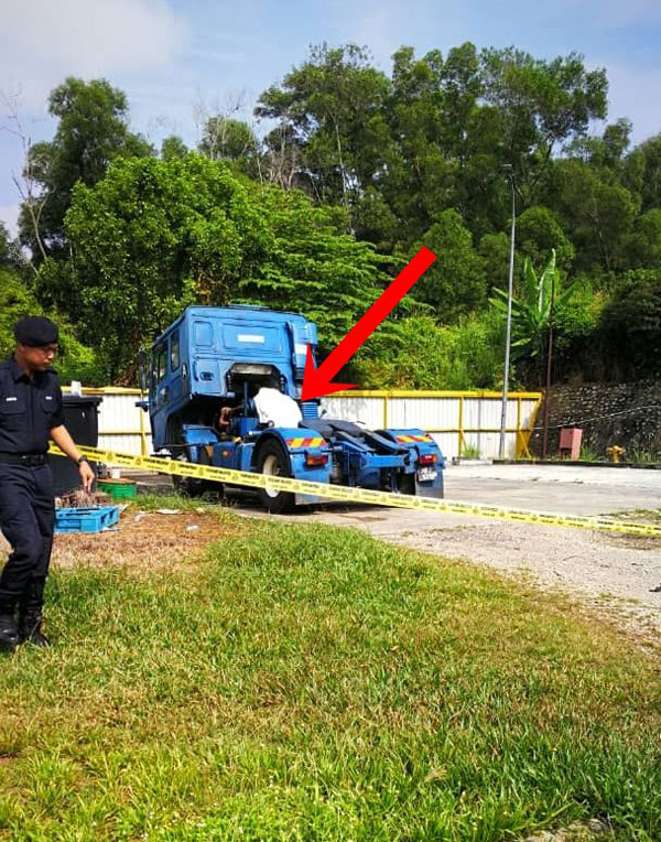 吳桂明相信是清洗運輸羅釐車頭時，被突然間掉下的車頭壓中上半身及頭部，當場重傷斃命。吳桂明的遺體已蓋上白布（箭頭所指處）。 