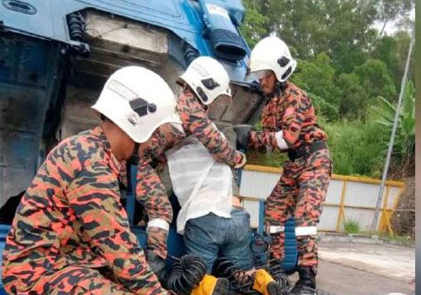 消拯員到現場把夾在運輸羅裡釐車頭的吳桂明遺體，從車頭處移出並送往醫院太平間。