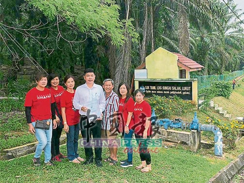 朱建华（左4）希望芦骨市区选民留意，即芦骨宏愿花园民众会堂投票站已被迁至双溪沙叻园丘淡小。左起为陈玉英、赖妹、梁群娣、王林吉、陈桂箐及卢佩仪。