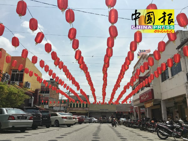 知知港大街挂上红彤彤的灯笼，散发浓浓的新年气氛。