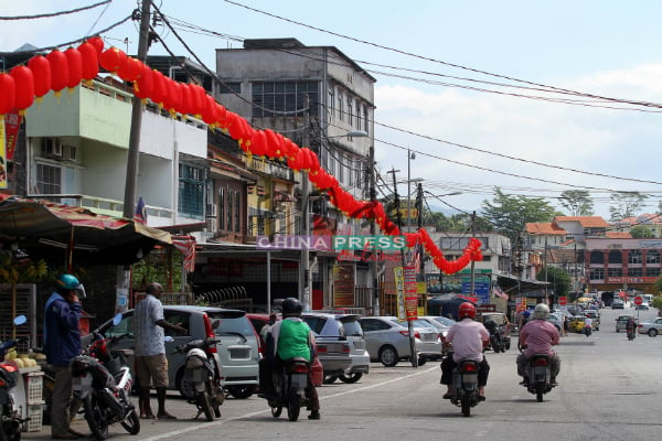 沉香区新春布置工程开动，红彤彤的灯笼开始沿路高挂，让沉香区“红”了起来。