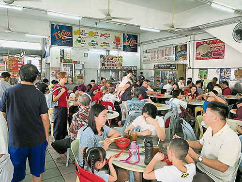 一些茶室可说客似云来，茶室内坐满食客。