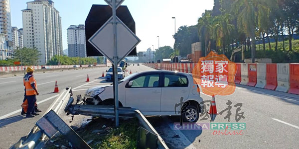 疑是劫匪的男子駕駛失車，撞擊1名摩哆騎士後即逃走，轎車則被棄在現場。