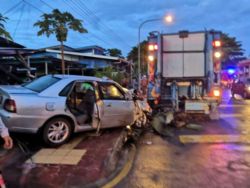 肇禍轎車的車頭毀不成形。