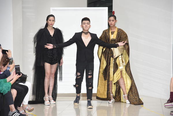 MIA染织与服装设计系学生傅威钧（中），展示他精心设计的服装。
