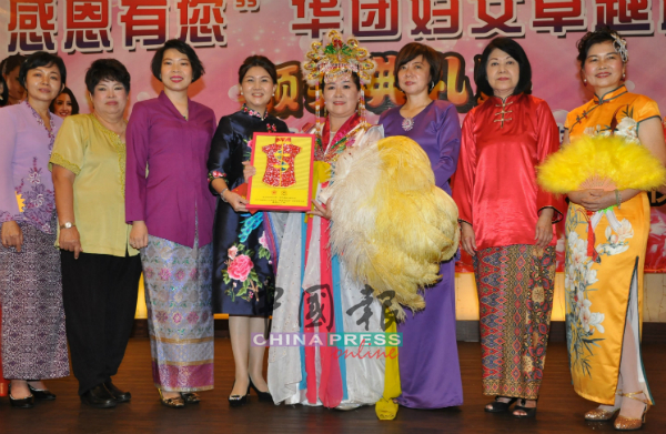 陈丽绫（右4）以一身杨贵妃的打扮，在“晒出你的美”民族服装表演中获奖。