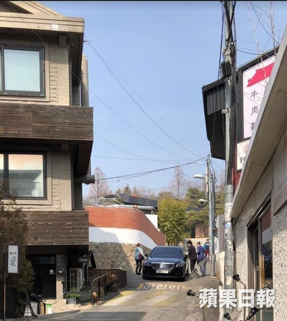 有網友發現李澤楷和郭嘉文在首爾街頭出現。