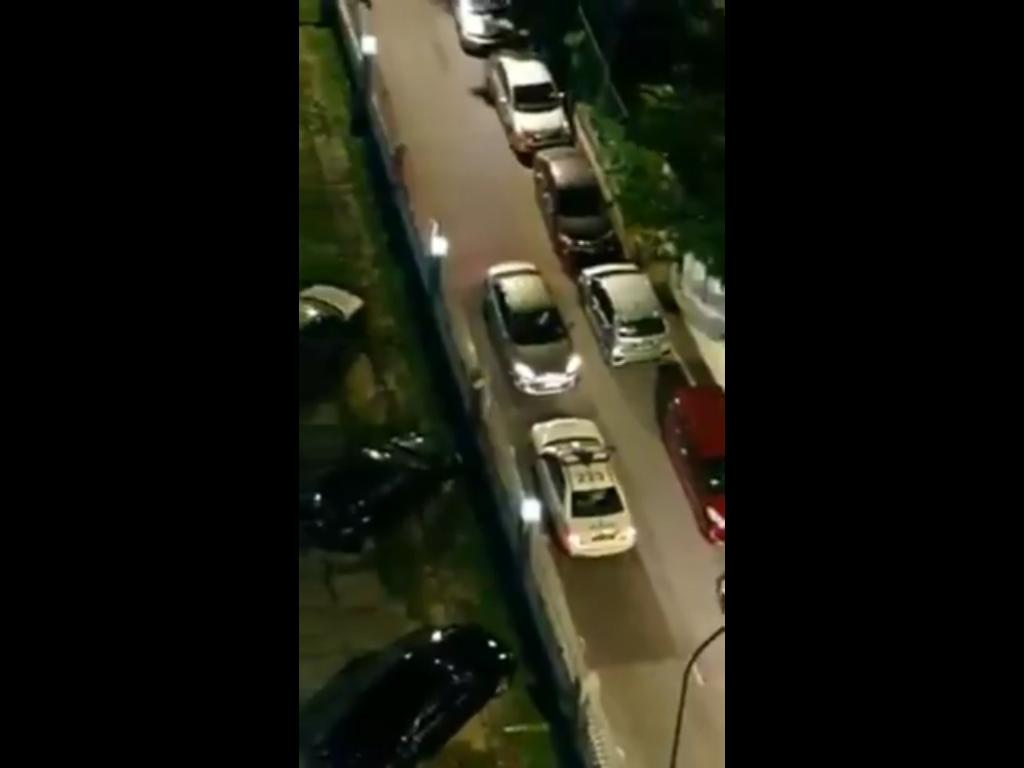 警車疑似不讓對方通過，依然往前行駛，造成對面的車主必須倒退讓路。