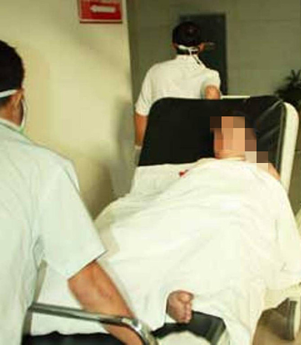 華裔男教師被居民緊急送院治療。