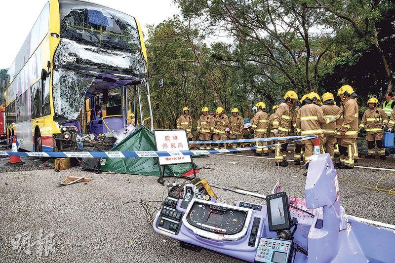 双层巴士车头严重损毁，染有血渍的驾驶台及仪表板整个抛出车外，巴士司机当场死亡。（明报）