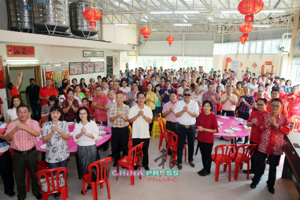 森美兰黄氏联宗会在会所金沙堂举办己亥年新春团拜，约300人同欢共庆。