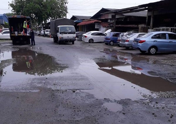 玛琳再也工业区数路段面对路洞及积水问题，为当地厂商及公众带来不便。