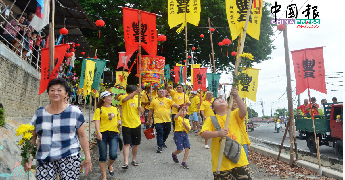 地方小孩也踊跃参与海陆巡安队伍。