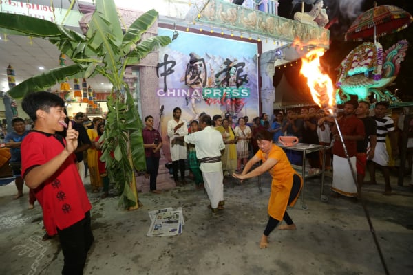 华裔信徒向穆都玛丽阿曼神祭舞还愿。