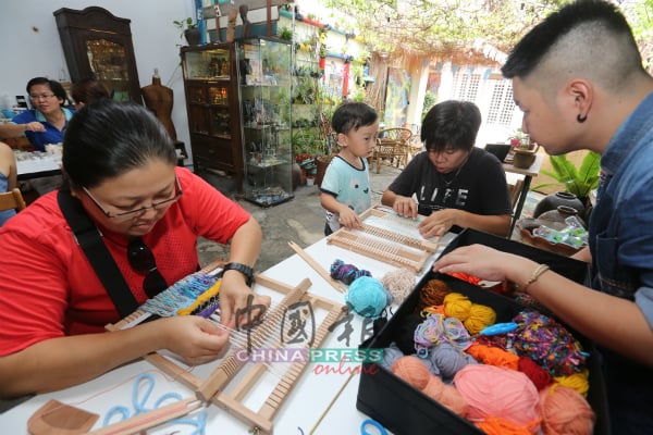 配合“马六甲节”活动，学员特地前来“阿周的店”学习手工编织挂毯。