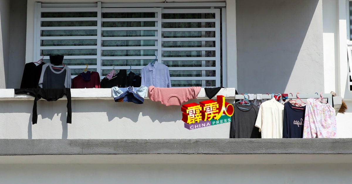 女外劳将衣服晾晒在楼台处，有者甚至将衣服晾晒至邻居楼台处，让邻居大叹无奈。