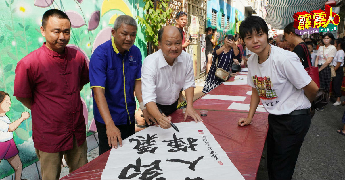 谢保恆（右2）在陈春耀（左起）、李锦华及郭欣怡陪同下，为活动主持开幕仪式。