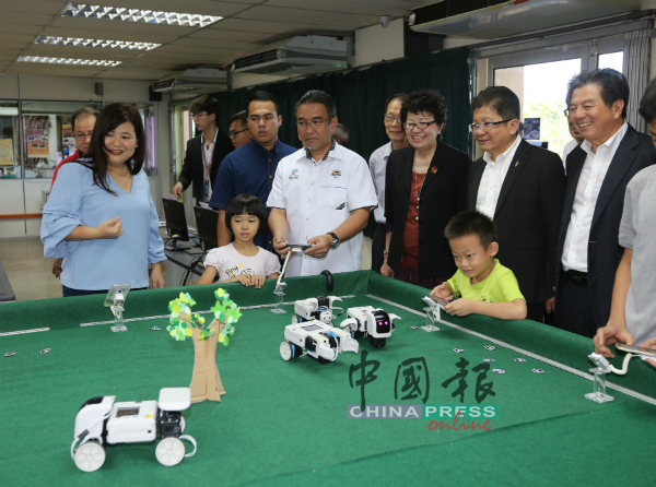 甲首长出席培中106周年校庆活动，参观资讯中心展览区，与小朋友一起玩遥控机器。