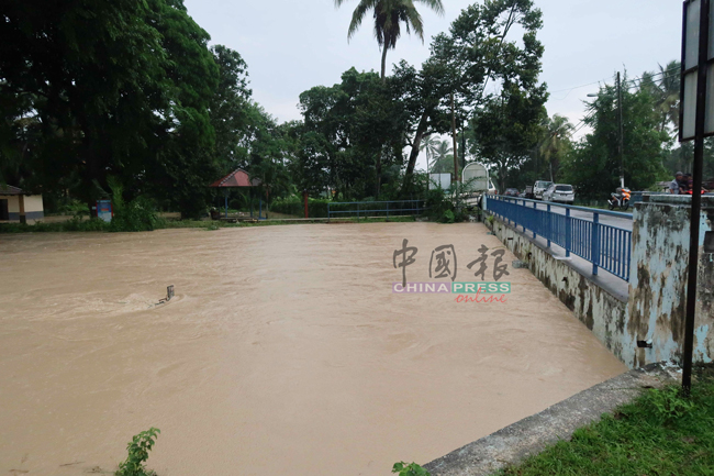 牙力河流水位高涨，水位即将接近路面。