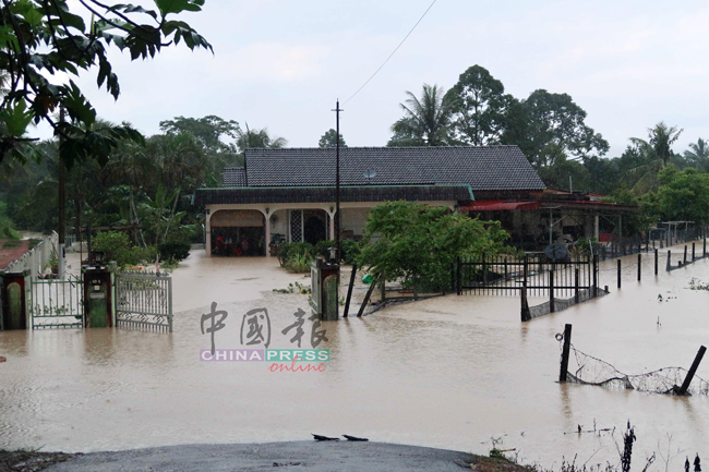 住家变成水乡，居民大感无奈。