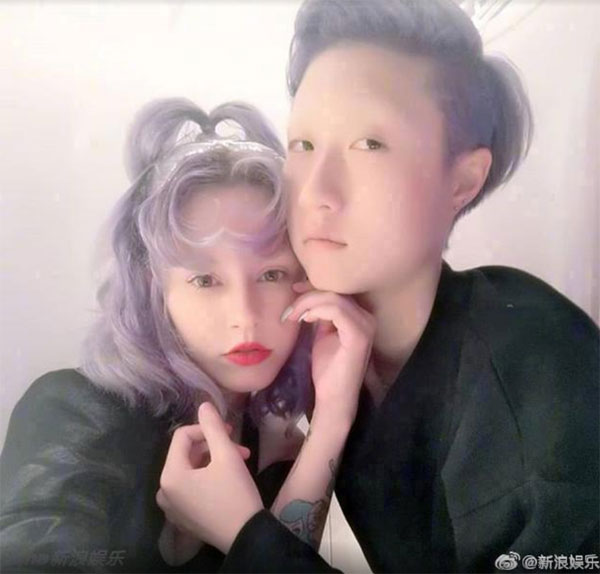 小龍女陪著老婆Andi進醫院。