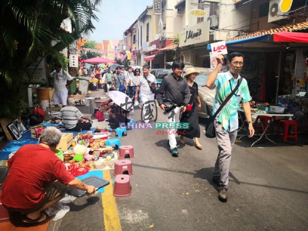 海山街污水恶臭味问题，恐会让游客留下负面印象，也影响商家做生意。