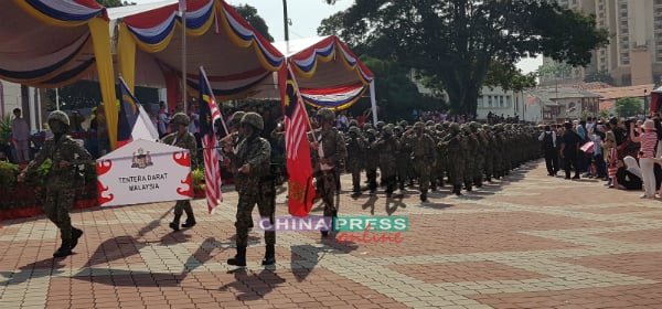 最后一组出场的步操队伍为大马陆军，赢得众人掌声支持。