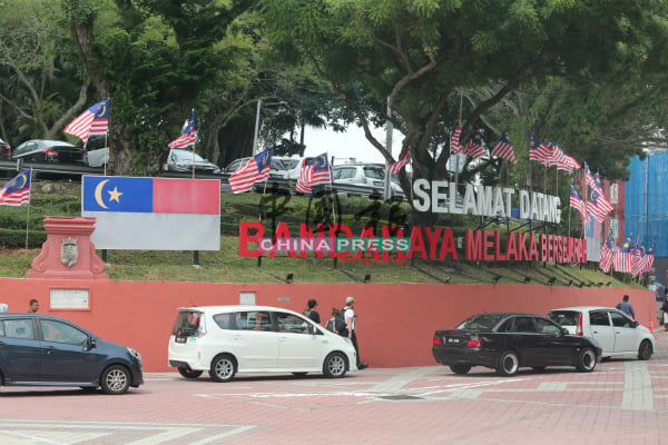 靠近红屋区的旅游景点，也张挂密密麻麻的国旗。