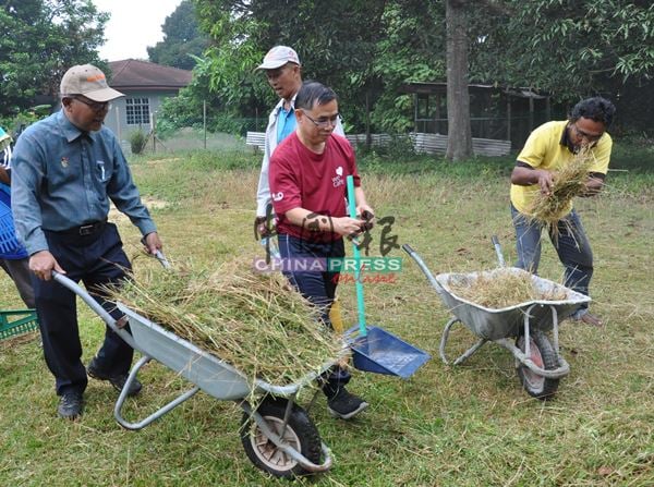 依斯迈阿末（左）及王祖祥牧师参与大扫除工作，同心协力贡献一分力。