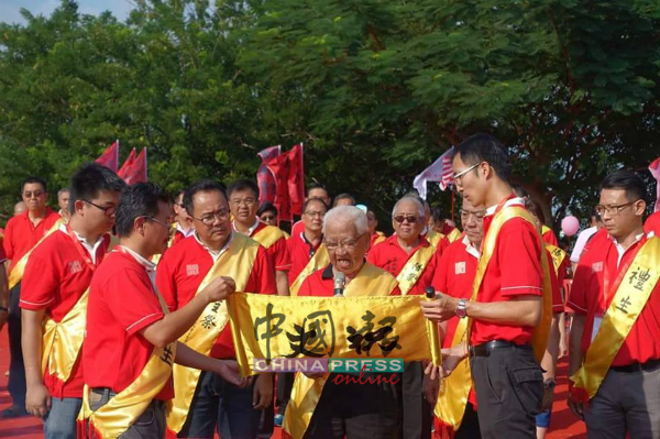 主祭林源瑞（前排中）于祭祀大典，宣读祝文。