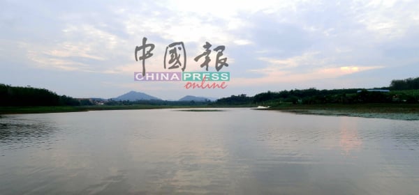 马接水坝过去浩瀚水源的情景（档案照）。