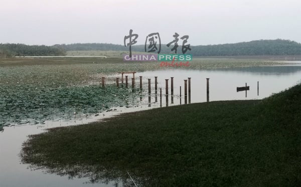 被水掩盖在水底的建筑物，在水位下退后重见天日。