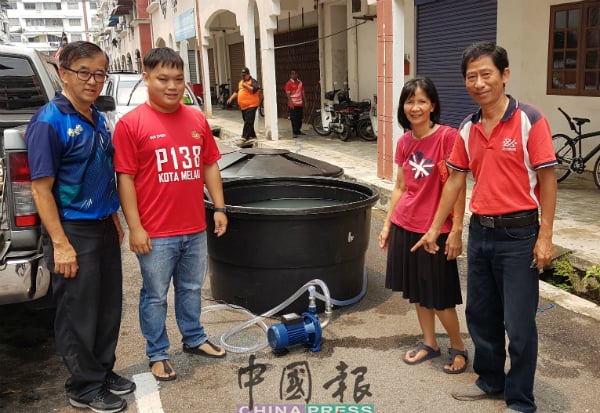 甲市区国会添购4水泵，以泵水给高楼住户。左起为陈劲源、朱智威、吴凤菂及丘力鸣。