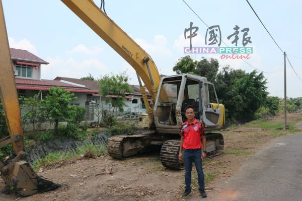 周敬程：第二期的清理工作在进行中，现场也安排坭机清理水道。