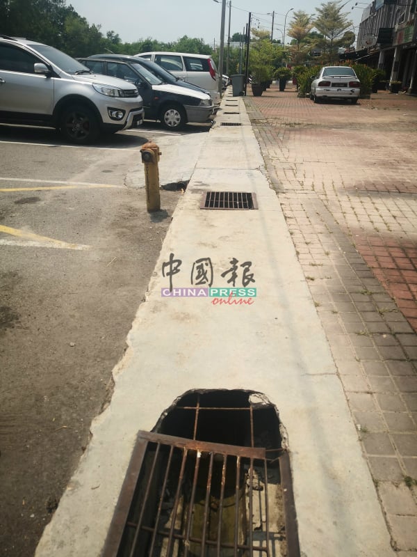 默迪卡柏迈3路商店前的沟渠下沉，沟渠四周都破裂，令人担心会酿成意外。