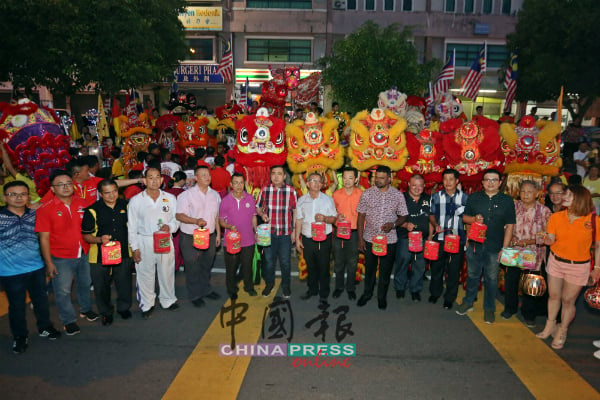 “915庆中迎国立”主宾从罗白草场出发，步行到芙蓉市议会礼堂，左起李金融及吴勇汉、颜福盛、刘志忠、吴金财、陈永明、陆兆福、周世扬、谢琪清、阿鲁古马、朱金福、庄雪和、李汉强。