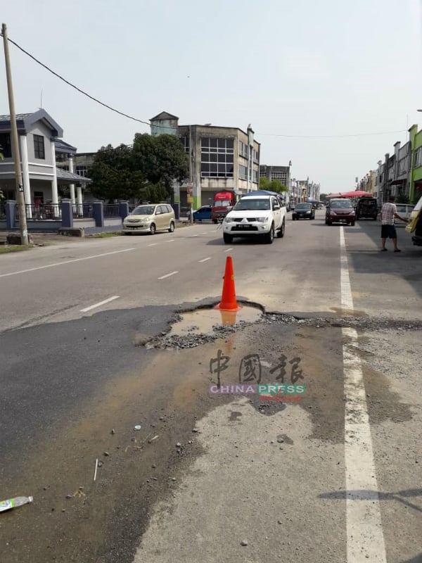 地下水管破裂，水流至道路形成浪费。