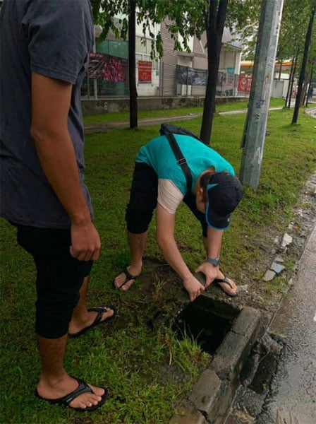 2名男子打开街道沟渠排水口，疏通积水，（图取自Siakap Keli面子书）