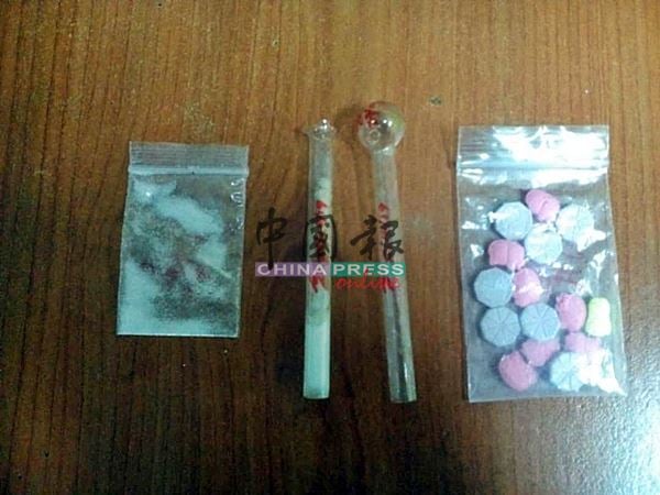 波德申警方肃毒组在波德申1间公寓进行取缔行动，起获疑是装有毒品的塑料袋和玻璃管。