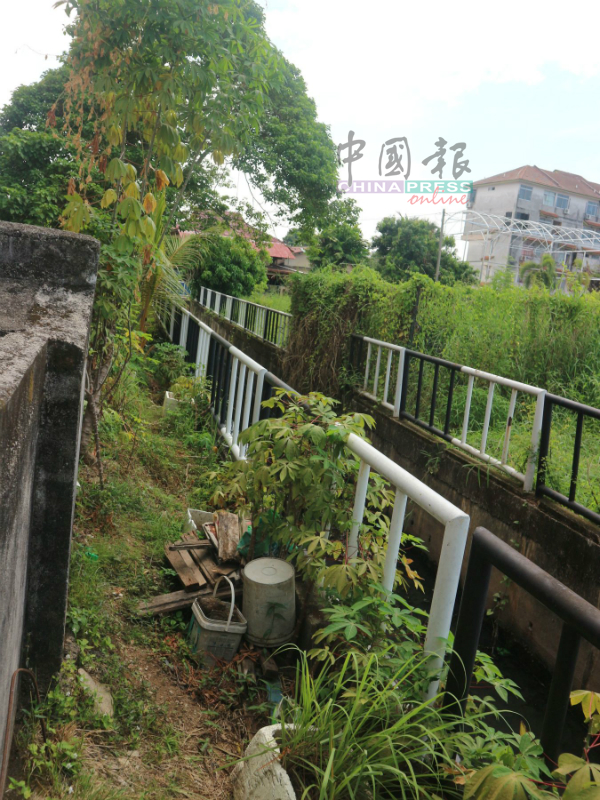 傅秋霞将通过其市议员的拨款，把走道清理干净，作为一条捷径道路。