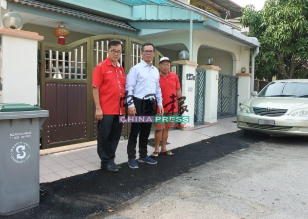 邓雨苗路有数户居民被骗付钱以在住家前铺路。左起为陈劲源、刘志良与陈友利。