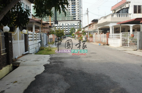 5名印裔以政府要铺路为由，于上周五沿户邓雨苗路招揽“生意”。