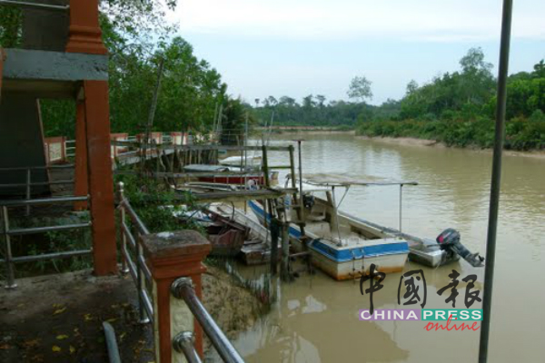 宁宜河流出产鱼虾闻名，地理环境占优势，船头小镇成为旅游区指日可待。